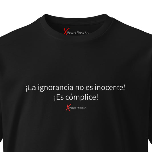 Unisex premium t-shirt- ¡La ignorancia no es inocente! ¡Es complice!