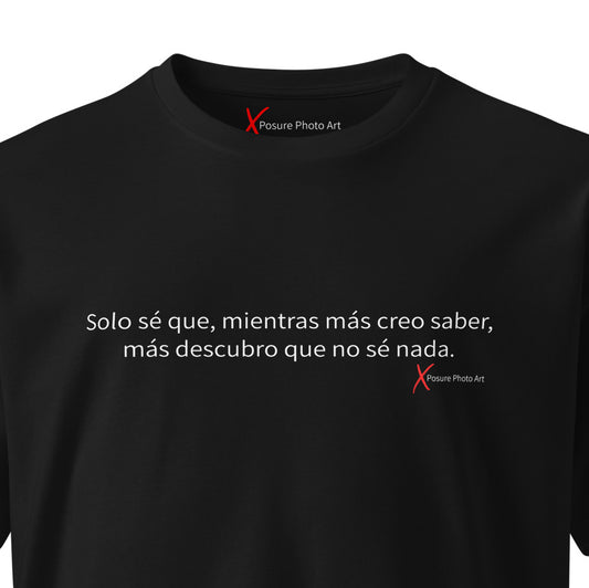 Unisex premium t-shirt- Solo sé que, mientras más creo saber, más descubro que no se nada.