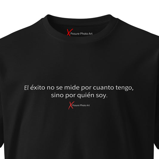 Unisex premium t-shirt- El éxito no se mide por cuánto tengo, sino por quién soy.