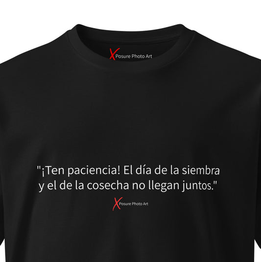 Unisex premium t-shirt-"¡Ten paciencia! El día de la siembra y el de la cosecha no llegan juntos."