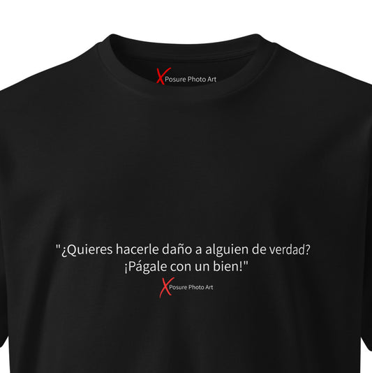 Unisex premium t-shirt-"¿Quieres hacerle daño a alguien de verdad? ¡Págale con un bien!"