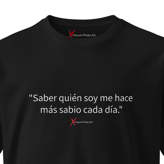 Unisex premium t-shirt-"Saber quién soy me hace más sabio cada día."