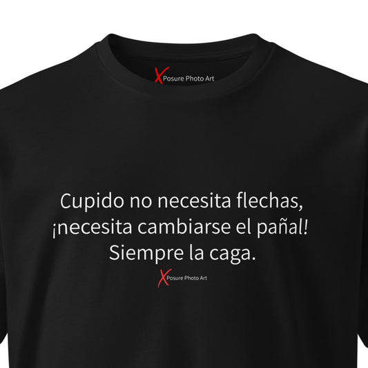 Unisex premium t-shirt-Cupido no necesita flechas, ¡necesita cambiarse el pañal! Siempre la caga.
