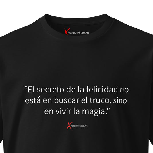 Unisex premium t-shirt-"El secreto de la felicidad no está en buscar el truco, sino en vivir la