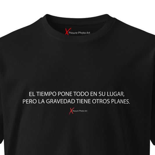Unisex premium t-shirt-EL TIEMPO PONE TODO EN SU LUGAR, PERO LA GRAVEDAD TIENE OTROS PLANES