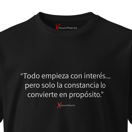 Unisex premium t-shirt-"Todo empieza con interés... pero solo la constancia lo convierte en propósito."