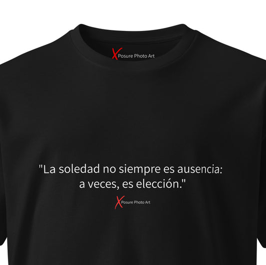 Unisex premium t-shirt-"La soledad no siempre es ausencia: a veces, es elección."