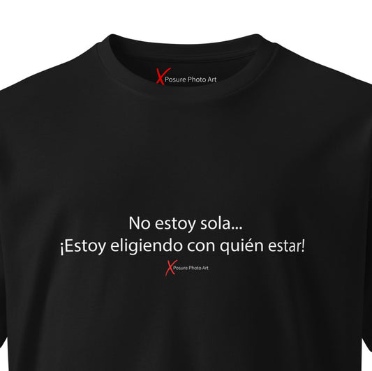 Unisex premium t-shirt-No estoy sola...  ¡Estoy eligiendo con quién estar!