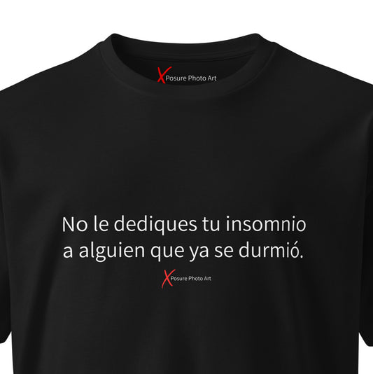 Unisex premium t-shirt-No le dediques tu insomnio a alguien que ya se durmió.