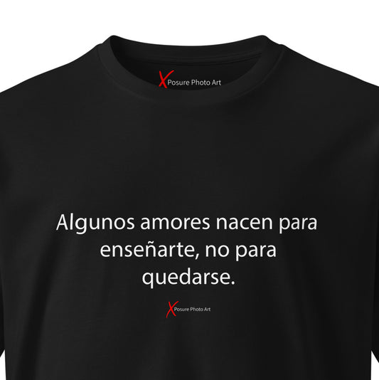 Unisex premium t-shirt-Algunos amores nacen para enseñarte, no para quedarse.