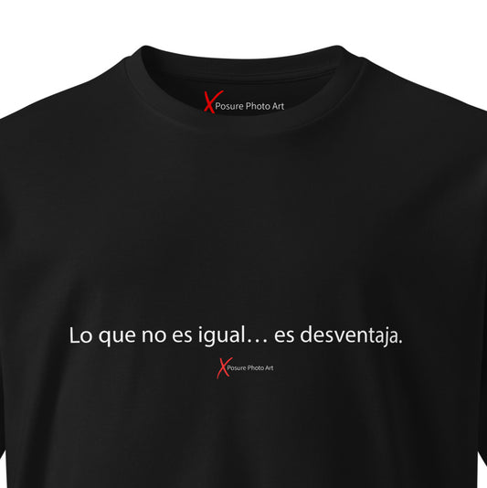 Unisex premium t-shirt-Lo que no es igual… es desventaja.