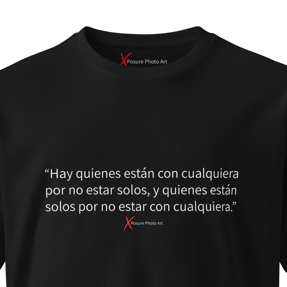 Unisex premium t-shirt-Hay quienes están con cualquiera por no estar solos, y quienes están solos por no estar con cualquiera