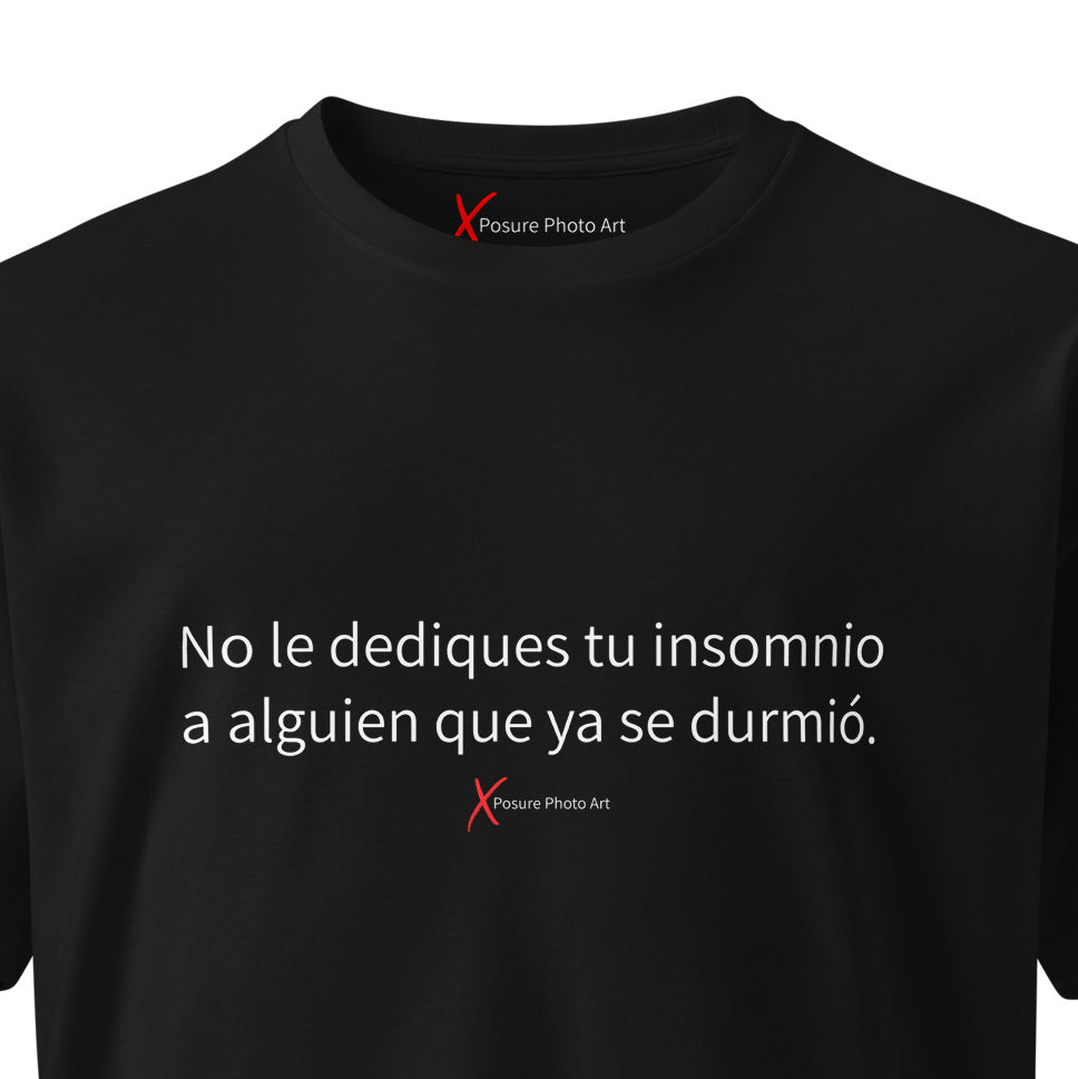 Unisex premium t-shirt-No le dediques tu insomnio a alguien que ya se durmió.